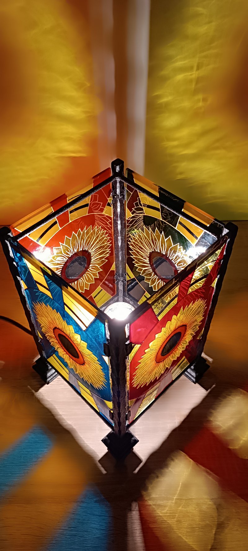 lampa suncokreti, Rukotvorina Jelena Ajduković
