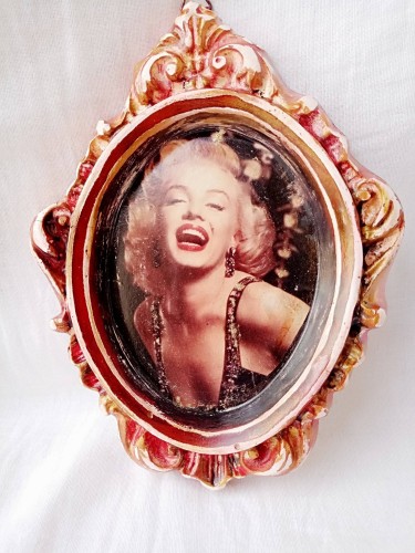 Plaster wall frame with a picture of MM