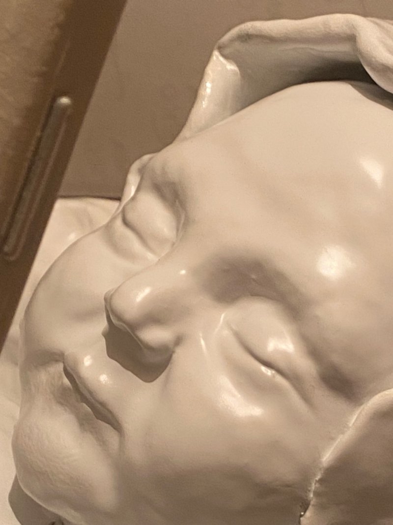 MODERNO RODITELJSTVO, Skulptura KrisBoginja