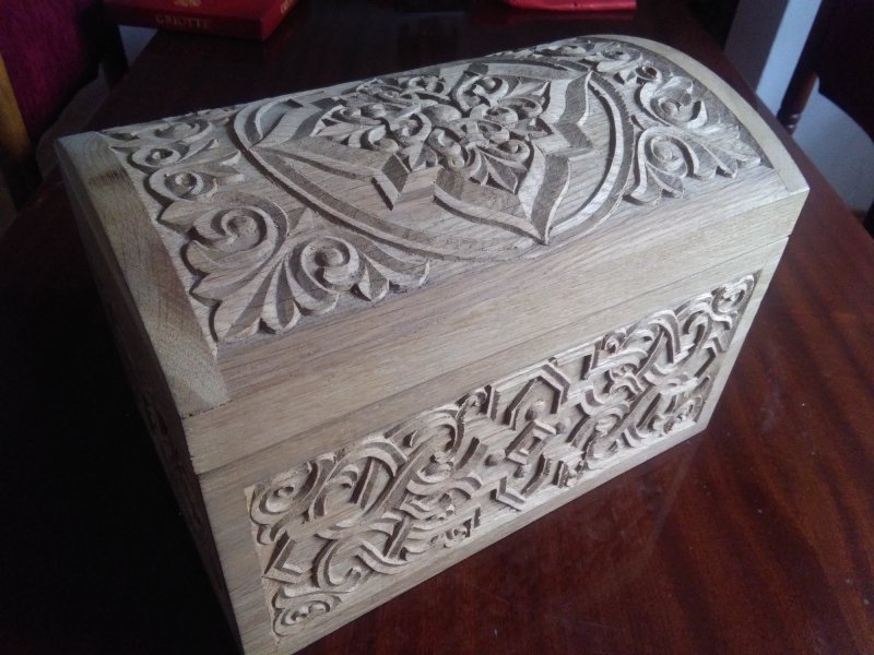 Hand-carved oak box, Carving Sasa Kolbas