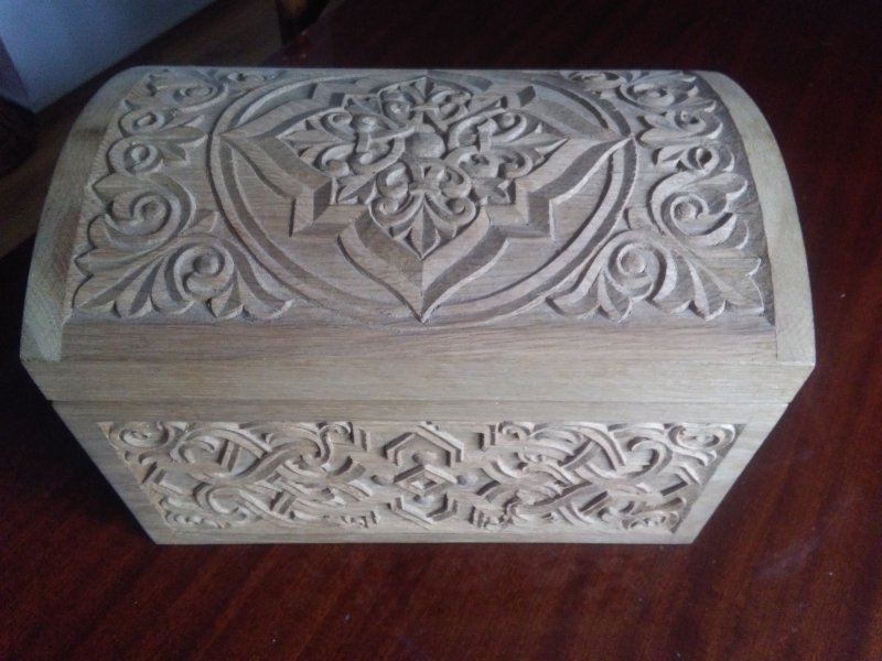 Hand-carved oak box, Carving Sasa Kolbas